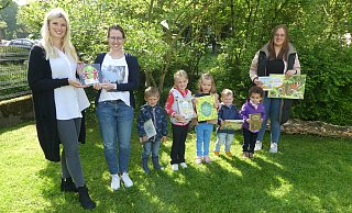 Das Team und die Kinder der Kita St. Michael präsentieren das Zertifikat mit dem Schwerpunkt „fair, nachhaltig und gerecht“. - Kita St. Michael Kirchborchen Das Team und die Kinder der Kita St. Michael präsentieren das Zertifikat mit dem Schwerpunkt „fair, nachhaltig und gerecht“. - Kita St. Michael Kirchborchen