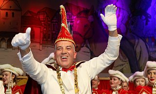 Prinz Oliver I. Scheer ist der neue Regent der Delbrücker Närrinnen und Narren. Für ihn ist, so sagt er bei der Proklamation "ein Lebenstraum in Erfüllung gegangen". - Regina Brucksch Prinz Oliver I. Scheer ist der neue Regent der Delbrücker Närrinnen und Narren. Für ihn ist, so sagt er bei der Proklamation "ein Lebenstraum in Erfüllung gegangen". - Regina Brucksch