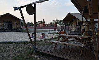 Zelt-Lodge am Spielplatz mit Blick auf die Tempelanlage der Berberaffen. - Sigurd Gringel Zelt-Lodge am Spielplatz mit Blick auf die Tempelanlage der Berberaffen. - Sigurd Gringel