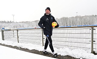 HSV-Trainer Tim Walter staunte beim Gang auf den Trainingsplatz über die weiße Pracht im verschneiten Hamburg. - Witters HSV-Trainer Tim Walter staunte beim Gang auf den Trainingsplatz über die weiße Pracht im verschneiten Hamburg. - Witters