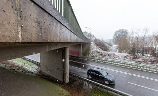 Die Brücke über die B1 ist schon lange marode. Nun rückt der Abriss näher. - Niklas Tüns Die Brücke über die B1 ist schon lange marode. Nun rückt der Abriss näher. - Niklas Tüns