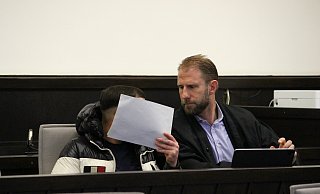 Der Angeklagte Giuseppe V. (links) mit seinem Anwalt Christopher Posch am Landgericht Paderborn. - Lukas Brekenkamp Der Angeklagte Giuseppe V. (links) mit seinem Anwalt Christopher Posch am Landgericht Paderborn. - Lukas Brekenkamp