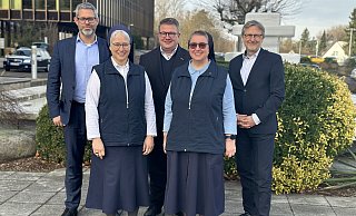 Die Gläubiger haben dem Insolvenzplan zugestimmt. Darüber freuen sich (v.l.) André Dobiey (Generalbevollmächtigter), Sr. Bernadette M. Putz (Geschäftsführerin), Markus Funk (Sprecher der Geschäftsführung), Sr. M. Katharina Mock (Generaloberin der Vincentinerinnen) und Jürgen Thau (Geschäftsführer). - St. Vincenz Kliniken Die Gläubiger haben dem Insolvenzplan zugestimmt. Darüber freuen sich (v.l.) André Dobiey (Generalbevollmächtigter), Sr. Bernadette M. Putz (Geschäftsführerin), Markus Funk (Sprecher der Geschäftsführung), Sr. M. Katharina Mock (Generaloberin der Vincentinerinnen) und Jürgen Thau (Geschäftsführer). - St. Vincenz Kliniken