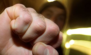 Die Männer stritten sich so sehr über das Einparkmanöver und ihre Manieren, dass ihnen am Ende nur noch rohe Gewalt einfiel. - dpa Die Männer stritten sich so sehr über das Einparkmanöver und ihre Manieren, dass ihnen am Ende nur noch rohe Gewalt einfiel. - dpa