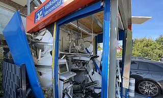 Die Wucht war enorm: Die Moneybox der Volksbank Versmold im Ortsteil Loxten wurde durch die Explosion massiv beschädigt. - Tasja Klusmeyer Die Wucht war enorm: Die Moneybox der Volksbank Versmold im Ortsteil Loxten wurde durch die Explosion massiv beschädigt. - Tasja Klusmeyer