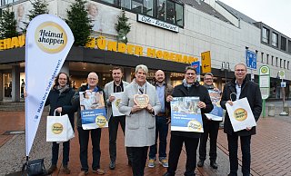 Marco Rieso (v.l.), Rudolf Stange, Christoph Lanvers, Susanne Rutenkröger, Axel Zobe, Rainer Döring, Ralf Grund und Harald Grefe unterstützen die IHK-Aktion "Heimat Shoppen". - Sven Hauhart Marco Rieso (v.l.), Rudolf Stange, Christoph Lanvers, Susanne Rutenkröger, Axel Zobe, Rainer Döring, Ralf Grund und Harald Grefe unterstützen die IHK-Aktion "Heimat Shoppen". - Sven Hauhart