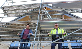 Maik Bade, Bauleiter Accent GmbH (l.) und Marcel Weber, Ressort Immobilien Caritas Wohn- und Werkstätten, auf der Baustelle an der Dubelohstraße. - Sabine Kauke Maik Bade, Bauleiter Accent GmbH (l.) und Marcel Weber, Ressort Immobilien Caritas Wohn- und Werkstätten, auf der Baustelle an der Dubelohstraße. - Sabine Kauke