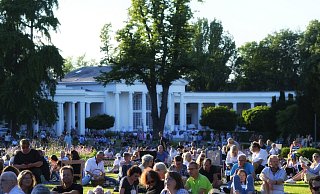 Mit den letzten Sonnenstrahlen genießen die Besucher das Sommerkonzert auf der Rasenfläche vor der Wandelhalle. - THORSTEN ULONSKA Mit den letzten Sonnenstrahlen genießen die Besucher das Sommerkonzert auf der Rasenfläche vor der Wandelhalle. - THORSTEN ULONSKA