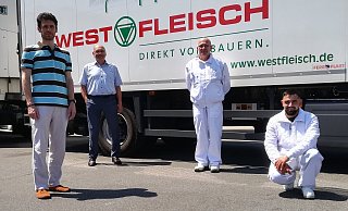 Cristian Opris (v. l., Integrationsbeauftragter), Christoph Clemens (Standortleiter Lübbecke), Marc Bugna und Cristian Brad (beide Mitarbeiter in Lübbecke). - Frank Hartmann Cristian Opris (v. l., Integrationsbeauftragter), Christoph Clemens (Standortleiter Lübbecke), Marc Bugna und Cristian Brad (beide Mitarbeiter in Lübbecke). - Frank Hartmann
