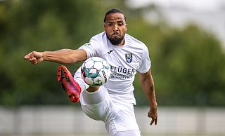 Antreiber: Nachdem er beim 0:1-Rückstand schlecht ausgesehen hatte, beteiligte sich Rechtsverteteidger Leon Tia erfolgreich an der Aufholjagd des SC Wiedenbrück beim 3:2-Sieg gegen den KFC Uerdingen. - SV Lippstadt - SC Wiedenbrück Antreiber: Nachdem er beim 0:1-Rückstand schlecht ausgesehen hatte, beteiligte sich Rechtsverteteidger Leon Tia erfolgreich an der Aufholjagd des SC Wiedenbrück beim 3:2-Sieg gegen den KFC Uerdingen. - SV Lippstadt - SC Wiedenbrück