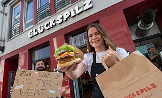 Glückspilz-Chefin Steffi Butt mit dem King-Kong-Burger. Im Hintergrund Mitarbeiter Sercan Safak. - Oliver Krato Glückspilz-Chefin Steffi Butt mit dem King-Kong-Burger. Im Hintergrund Mitarbeiter Sercan Safak. - Oliver Krato
