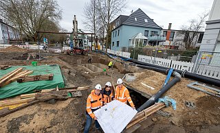 Vor den Kanalschächten, die im Mühlendreieck neu gebaut wurden, sehen sich Klaus Schultz, Mehdi Karimi-Azadeh und Alexander Garen die Pläne für die restlichen Arbeiten zur Lutterkanalsanierung an. Foto: Oliver Krato - Oliver Krato Vor den Kanalschächten, die im Mühlendreieck neu gebaut wurden, sehen sich Klaus Schultz, Mehdi Karimi-Azadeh und Alexander Garen die Pläne für die restlichen Arbeiten zur Lutterkanalsanierung an. Foto: Oliver Krato - Oliver Krato
