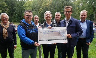 8.736 Euro sind bei der Versteigerung der Bundesliga-Trikots zusammen gekommen. Darüber freuen sich (von links): Initiator Bernd Nübel, Martin Hornberger, Günter Schäfers, Andreas Lübbe, Ralf Drewes von den Egge-Fohlen (spendeten zwei Trikots), Carsten Linnemann und Ulrich Lange. - Klaus Karenfeld 8.736 Euro sind bei der Versteigerung der Bundesliga-Trikots zusammen gekommen. Darüber freuen sich (von links): Initiator Bernd Nübel, Martin Hornberger, Günter Schäfers, Andreas Lübbe, Ralf Drewes von den Egge-Fohlen (spendeten zwei Trikots), Carsten Linnemann und Ulrich Lange. - Klaus Karenfeld