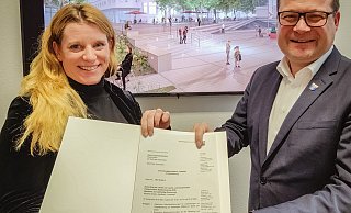 Dezernentin Andrea Marquardt übergibt den Förderbescheid an Bürgermeister Lars Bökenkröger - Stadt Bad Oeynhausen Dezernentin Andrea Marquardt übergibt den Förderbescheid an Bürgermeister Lars Bökenkröger - Stadt Bad Oeynhausen