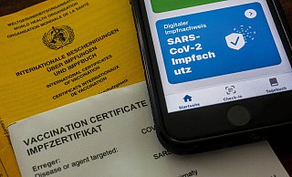 Mit dem Impfpass oder einem entsprechenden Nachweis in der Corona-App können Menschen ihre Impfung nachweisen. - picture alliance / Goldmann Mit dem Impfpass oder einem entsprechenden Nachweis in der Corona-App können Menschen ihre Impfung nachweisen. - picture alliance / Goldmann