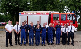 Neun Nachwuchslöscher aus dem Bürener Stadtteil Steinhausen erhalten am Feuerwehrgerätehaus die begehrte Auszeichnung Jugendflamme, Stufe 3. Dazu gratulieren die Ausbilder, die Jugendfeuerwehrwarte, die Löschgruppenführung und der stellvertretende Wehrführer Jens Götte. - Ralph Meyer Neun Nachwuchslöscher aus dem Bürener Stadtteil Steinhausen erhalten am Feuerwehrgerätehaus die begehrte Auszeichnung Jugendflamme, Stufe 3. Dazu gratulieren die Ausbilder, die Jugendfeuerwehrwarte, die Löschgruppenführung und der stellvertretende Wehrführer Jens Götte. - Ralph Meyer