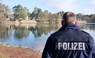 Die Morkommission nimmt den Habichtsee in Schloß Neuhaus unter die Lupe. - Ralph Meyer Die Morkommission nimmt den Habichtsee in Schloß Neuhaus unter die Lupe. - Ralph Meyer