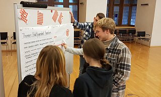 Gemeinsam überlegen die Schülerinnen und Schüler, welche Dinge sie in Paderborn gemeinsam anpacken wollen. - Birger Berbüsse Gemeinsam überlegen die Schülerinnen und Schüler, welche Dinge sie in Paderborn gemeinsam anpacken wollen. - Birger Berbüsse