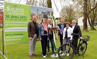 Der geschäftsführende Vorstand des Verkehrsvereins Hövelhof blickt voraus aufs Maibaum- und Radelfest mit (v. l.) Wolfgang Thorwesten, Angelika Schäfer, Thomas Westhof, Pascal Pöhler, Beate Przybilski und Jörn Mühlencord. - Verkehrsverein Hövelhof Der geschäftsführende Vorstand des Verkehrsvereins Hövelhof blickt voraus aufs Maibaum- und Radelfest mit (v. l.) Wolfgang Thorwesten, Angelika Schäfer, Thomas Westhof, Pascal Pöhler, Beate Przybilski und Jörn Mühlencord. - Verkehrsverein Hövelhof