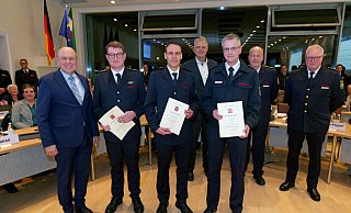 Die Feuerwehrführung im Kreis Paderborn ist wieder komplett. Landrat Christoph Rüther (l.) überreichte (v. l.) Tobias Rupprecht, Stephan Reckhaus und Bernd Lüke die Ernennungsurkunden. Zu den ersten Gratulanten zählten (hinten, v. l.) Dezernent André Brandt, der stellvertretende Kreisbrandmeister Andreas Müller und Bezirksbrandmeister Elmar Keuter. - Ralph Meyer Die Feuerwehrführung im Kreis Paderborn ist wieder komplett. Landrat Christoph Rüther (l.) überreichte (v. l.) Tobias Rupprecht, Stephan Reckhaus und Bernd Lüke die Ernennungsurkunden. Zu den ersten Gratulanten zählten (hinten, v. l.) Dezernent André Brandt, der stellvertretende Kreisbrandmeister Andreas Müller und Bezirksbrandmeister Elmar Keuter. - Ralph Meyer