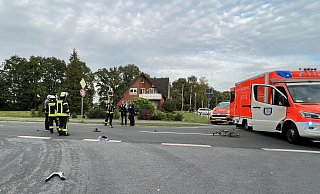 Anwohner der Delbrücker Straße halfen bei der Sperrung, um zu verhindern, dass Autos in die Unfallstelle fuhren. Mittlerweile ist die Sperrung aufgehoben. - Thorsten Heß Anwohner der Delbrücker Straße halfen bei der Sperrung, um zu verhindern, dass Autos in die Unfallstelle fuhren. Mittlerweile ist die Sperrung aufgehoben. - Thorsten Heß