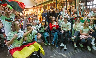 Der Auftakt des von Pro Herford organisierten Rudelguckens war in der Markthalle. Als Jamal Musiala das 2:0 schoss, war die Stimmung auf dem Siedepunkt. - Ralf Bittner Der Auftakt des von Pro Herford organisierten Rudelguckens war in der Markthalle. Als Jamal Musiala das 2:0 schoss, war die Stimmung auf dem Siedepunkt. - Ralf Bittner