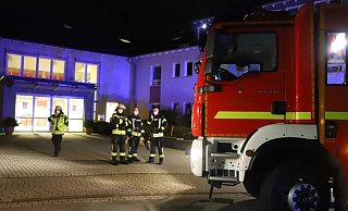 Die Einsatzkräfte wurden um 3.50 Uhr alarmiert - der Brand war in einem Patientenzimmer ausgebrochen. - Charlotte Mahncke Die Einsatzkräfte wurden um 3.50 Uhr alarmiert - der Brand war in einem Patientenzimmer ausgebrochen. - Charlotte Mahncke