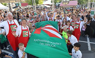 Als Bürgermeister Werner Peitz und Peter Lücke, Sprecher des Katharinenmarkt-Festausschusses, bei strahlendem Sonnenschein den Katharinenmarkt eröffneten, blickten Sie schon in Tausende strahlende Gesichter. - Regina Brucksch Als Bürgermeister Werner Peitz und Peter Lücke, Sprecher des Katharinenmarkt-Festausschusses, bei strahlendem Sonnenschein den Katharinenmarkt eröffneten, blickten Sie schon in Tausende strahlende Gesichter. - Regina Brucksch