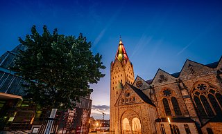 Der Hohe Dom zu Paderborn wird wie das Rathaus in den Paderborner Farben angestrahlt. - Besim Mazhiqi / Stadt Paderborn Der Hohe Dom zu Paderborn wird wie das Rathaus in den Paderborner Farben angestrahlt. - Besim Mazhiqi / Stadt Paderborn