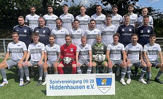 Gut aufgestellt: Die Spvg. Hiddenhausen geht mit Gianni Zümre (hinten v. l.), Tim Nolting, Radu Scoarta, Matthias Schmolka, Dominic Buchholz, Batuhan Kaymak, Marc Andre Salle, Daniel Sitter; Physiotherapeut Fabian Rahrbach mittlere Reihe v. l.), Betreuer Karl-Heinz Kufeld, Luis-Giacomo Lignante, Sinan Boga, Nico Becker, Luca Steffen, Co-Trainer Christian Darmöller, Trainer Christian Scheidies; Marcel Rinnelt (vorne v. l.), Luca Albrecht, Gian-Luca Lignante, Michael Quade, Marcel Heldt, Tim Viergutz, Felix Pühse, Mahir Karak und Emre Karak in die neue Saison. - Thomas Vogelsang Gut aufgestellt: Die Spvg. Hiddenhausen geht mit Gianni Zümre (hinten v. l.), Tim Nolting, Radu Scoarta, Matthias Schmolka, Dominic Buchholz, Batuhan Kaymak, Marc Andre Salle, Daniel Sitter; Physiotherapeut Fabian Rahrbach mittlere Reihe v. l.), Betreuer Karl-Heinz Kufeld, Luis-Giacomo Lignante, Sinan Boga, Nico Becker, Luca Steffen, Co-Trainer Christian Darmöller, Trainer Christian Scheidies; Marcel Rinnelt (vorne v. l.), Luca Albrecht, Gian-Luca Lignante, Michael Quade, Marcel Heldt, Tim Viergutz, Felix Pühse, Mahir Karak und Emre Karak in die neue Saison. - Thomas Vogelsang