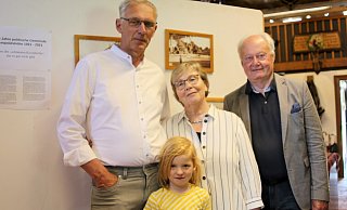Bernd und Inge Hoffmann mit Enkelin Nora und Manfred Burkamp als interessiertem Bürger. - Petra Kretschmer Bernd und Inge Hoffmann mit Enkelin Nora und Manfred Burkamp als interessiertem Bürger. - Petra Kretschmer