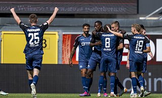 Paderborns Spieler jubeln nach dem Tor zum 3:1. Der Sieg gegen Darmstadt 98 bescherrt den Jungs von der Pader den Platz an der Tabellenspitze. - David Inderlied Paderborns Spieler jubeln nach dem Tor zum 3:1. Der Sieg gegen Darmstadt 98 bescherrt den Jungs von der Pader den Platz an der Tabellenspitze. - David Inderlied