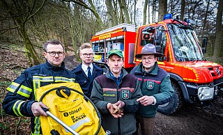Informieren über Waldbrandvorsorge: Christian Spilker von der Dornberger Löschabteilung, Timo Juckel von der Berufsfeuerwehr, Förster Dieter Wortmeier und Ranger Aaron Gellern. - Sarah Jonek Fotografie Informieren über Waldbrandvorsorge: Christian Spilker von der Dornberger Löschabteilung, Timo Juckel von der Berufsfeuerwehr, Förster Dieter Wortmeier und Ranger Aaron Gellern. - Sarah Jonek Fotografie
