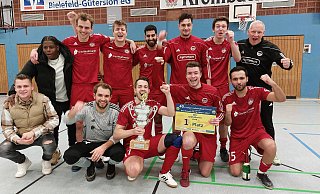 Der VfL Schildesche feiert den Pokalsieg beim 40. Heeper Hallenfußball-Turnier. - Peter Burkamp Der VfL Schildesche feiert den Pokalsieg beim 40. Heeper Hallenfußball-Turnier. - Peter Burkamp