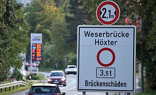 Schon am Ortseingang wird jeder Besucher in Höxter an die Brückensperrung erinnert. - David Schellenberg Schon am Ortseingang wird jeder Besucher in Höxter an die Brückensperrung erinnert. - David Schellenberg