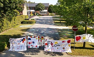 Flower Power auf dem Schulparkplatz: Während der Klimawoche hatte die Grundschule Pavenstädt ihren Parkplatz für den Kraftverkehr gesperrt. - Roland Thöring Flower Power auf dem Schulparkplatz: Während der Klimawoche hatte die Grundschule Pavenstädt ihren Parkplatz für den Kraftverkehr gesperrt. - Roland Thöring