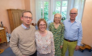 Die Ex-Klinikärzte Karsten und Heidi Jungheim übernehmen die Praxis an der Johanniswerkstraße von Cornelia und Jörn Buldmann (v.l.). - Oliver Krato Die Ex-Klinikärzte Karsten und Heidi Jungheim übernehmen die Praxis an der Johanniswerkstraße von Cornelia und Jörn Buldmann (v.l.). - Oliver Krato