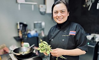 Saownee Nimsuwan beim Kochen in ihrem Imbiss Giin Giin im Harms Markt. - Stefan Becker Saownee Nimsuwan beim Kochen in ihrem Imbiss Giin Giin im Harms Markt. - Stefan Becker