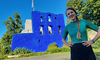 Trotz mehr als einhundert Führungen durch die Blaue Burg wird es Annalena Müller nicht langweilig. Je nach Gruppe versucht sie, andere Geschichten zu erzählen und verschiedene Perspektiven einzunehmen. Sind Kinder mit dabei, holt sie gerne ihre Schnecken-Handpuppe heraus. „Das macht es für die Kleinen gleich viel Aufregender.“ - Moritz Trinsch Trotz mehr als einhundert Führungen durch die Blaue Burg wird es Annalena Müller nicht langweilig. Je nach Gruppe versucht sie, andere Geschichten zu erzählen und verschiedene Perspektiven einzunehmen. Sind Kinder mit dabei, holt sie gerne ihre Schnecken-Handpuppe heraus. „Das macht es für die Kleinen gleich viel Aufregender.“ - Moritz Trinsch