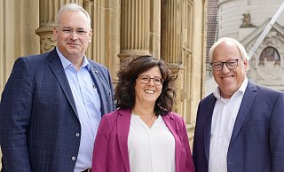 CDU-Fraktionschef Ralf Nettelstroth (links) und Oberbürgermeister Pit Clausen (SPD) haben Claudia Koch als künftige Planungsdezernentin im Rathaus begrüßt. - Peter Unger CDU-Fraktionschef Ralf Nettelstroth (links) und Oberbürgermeister Pit Clausen (SPD) haben Claudia Koch als künftige Planungsdezernentin im Rathaus begrüßt. - Peter Unger