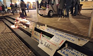 Am vergangenen Montagabend in Bad Driburg lagen Transparente neben den Kerzen vor dem Rathaus. - Simone Flörke Am vergangenen Montagabend in Bad Driburg lagen Transparente neben den Kerzen vor dem Rathaus. - Simone Flörke