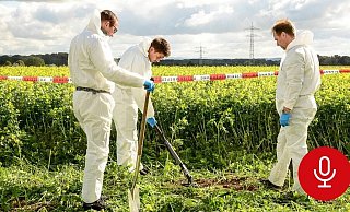 Spezialisten der Spurensicherung suchten das Feld in Leopoldshöhe nach der Tatwaffe ab, mit der Pascal L. seine Freundin Anna G. umgebracht hat. - Christian Mathiesen Spezialisten der Spurensicherung suchten das Feld in Leopoldshöhe nach der Tatwaffe ab, mit der Pascal L. seine Freundin Anna G. umgebracht hat. - Christian Mathiesen