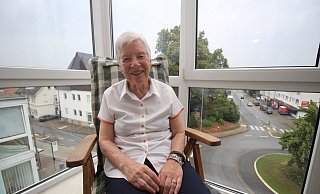 Gabriele Jaekel wohnt in einer Wohnanlage der BGW, den so genannten "Punkte-Häusern". Von ihrem Wintergarten aus kann sie direkt auf den Kreisel schauen. - Sylvia Tetmeyer Gabriele Jaekel wohnt in einer Wohnanlage der BGW, den so genannten "Punkte-Häusern". Von ihrem Wintergarten aus kann sie direkt auf den Kreisel schauen. - Sylvia Tetmeyer