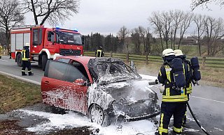 Der brennende Kleinwagen ist trotz schneller Löschaktion nur noch Schrott. - David Schellenberg Der brennende Kleinwagen ist trotz schneller Löschaktion nur noch Schrott. - David Schellenberg