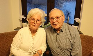 60 gemeinsame Jahre sind ein seltenes und beeindruckendes Jubiläum. Ingrid und Martin Coors feiern das besondere Ereignis im Kreise ihrer großen Familie. - Sigrid Dittmann 60 gemeinsame Jahre sind ein seltenes und beeindruckendes Jubiläum. Ingrid und Martin Coors feiern das besondere Ereignis im Kreise ihrer großen Familie. - Sigrid Dittmann