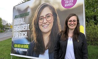 Sich selbst auf großen Wahlplakaten zu sehen, ist für Julia Eisentraut selbst noch „gewöhnungsbedürftig“. Dieses befindet sich in der Nachbarschaft des Oerlinghauser Schul- und Sportzentrums. - Thomas Reineke Sich selbst auf großen Wahlplakaten zu sehen, ist für Julia Eisentraut selbst noch „gewöhnungsbedürftig“. Dieses befindet sich in der Nachbarschaft des Oerlinghauser Schul- und Sportzentrums. - Thomas Reineke