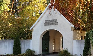 Der Waldfriedhof in Schloß Neuhaus hat eine Gesamtgröße von 83.000 Quadratmetern mit 4.437 Gräbern. - Mareike Gröneweg Der Waldfriedhof in Schloß Neuhaus hat eine Gesamtgröße von 83.000 Quadratmetern mit 4.437 Gräbern. - Mareike Gröneweg