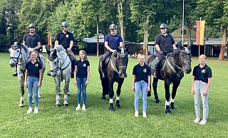 Hoch zu Ross: Adjutant Thomas Brockmann (v.l.), Julia Pachur, Oberstleutnant Benrd Zengerling, Madeleine Austermeier, Oberst Thomas Spieker, Sara Brockpähler, Adjutant Christian Nolden und Finja Schledde. - Döpker/PBSV Hoch zu Ross: Adjutant Thomas Brockmann (v.l.), Julia Pachur, Oberstleutnant Benrd Zengerling, Madeleine Austermeier, Oberst Thomas Spieker, Sara Brockpähler, Adjutant Christian Nolden und Finja Schledde. - Döpker/PBSV