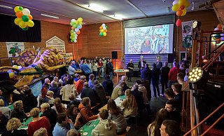 Volles Haus beim Kommersabend der Steinheimer Karnevalsgesellschaft (StKG) in der Halle am Piepenbrink. Die 200 Gäste sahen sich auch den Rosenmontagsfilm 2023 an. - StKG Volles Haus beim Kommersabend der Steinheimer Karnevalsgesellschaft (StKG) in der Halle am Piepenbrink. Die 200 Gäste sahen sich auch den Rosenmontagsfilm 2023 an. - StKG