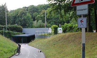 Auf diesem Abschnitt des Radweges stürzte der Senior. - Polizei Minden-Lübbecke Auf diesem Abschnitt des Radweges stürzte der Senior. - Polizei Minden-Lübbecke